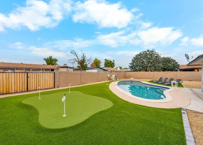 Private Pool Haven Backyard & Putting Holiday home Phoenix